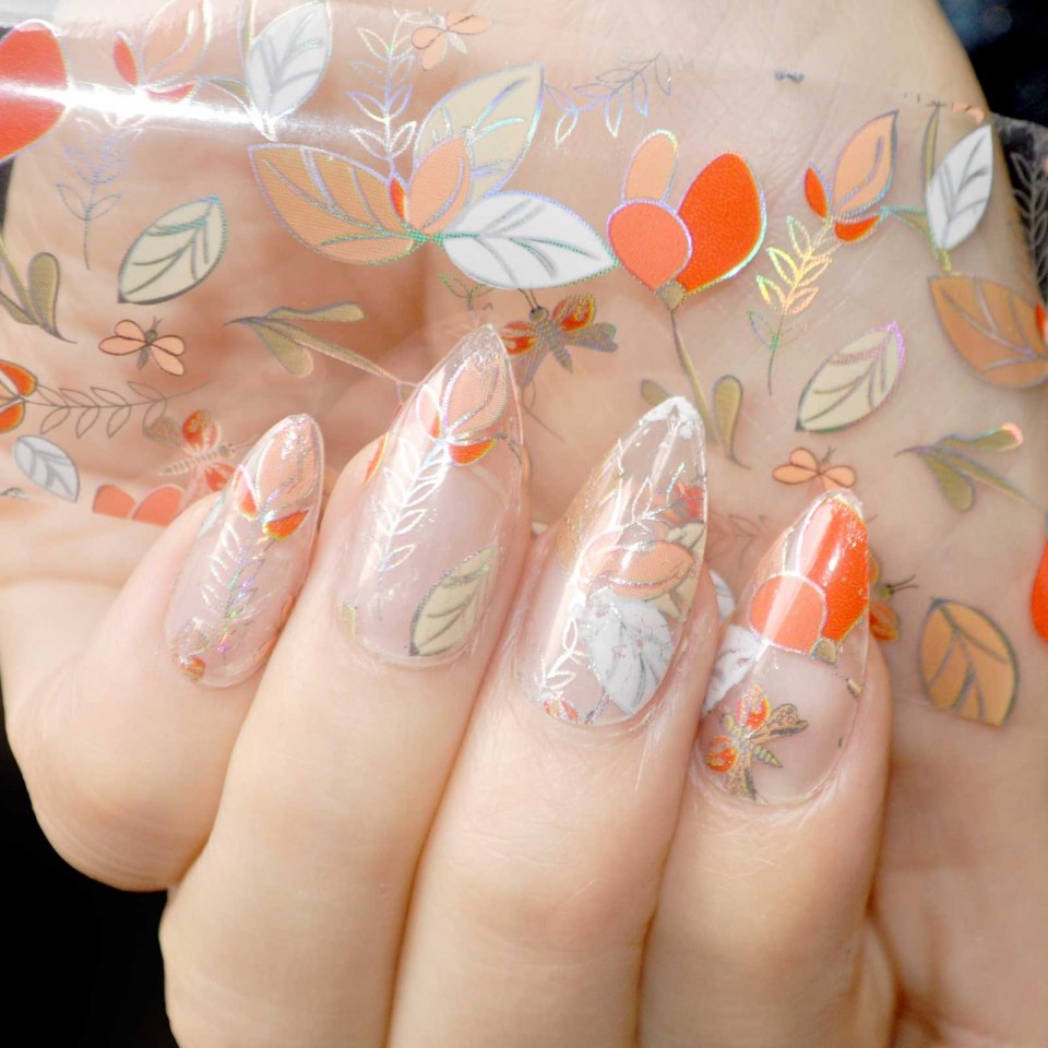 Прозрачные ногти с наклейками