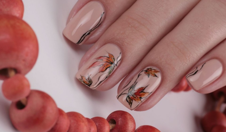 Осенний маникюр неяркий