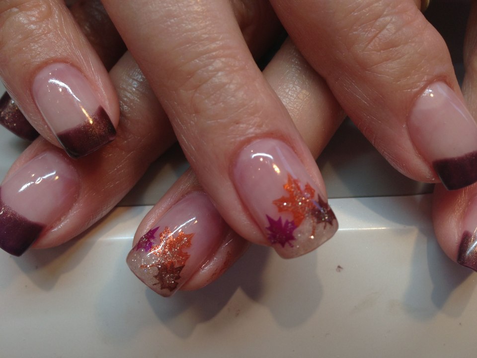 Маникюр с листьями осень нежный