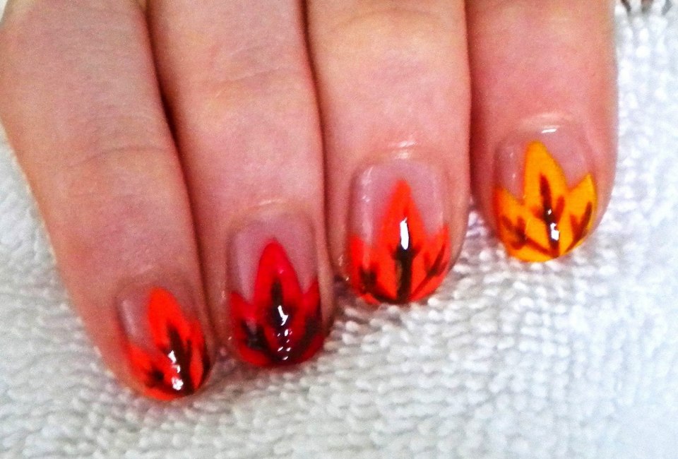 Красный маникюр с кленовыми листьями