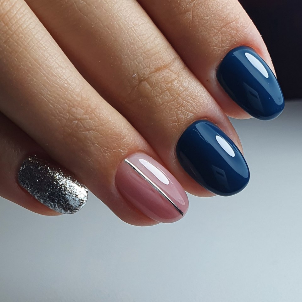 Маникюр синий с полосками и блестками