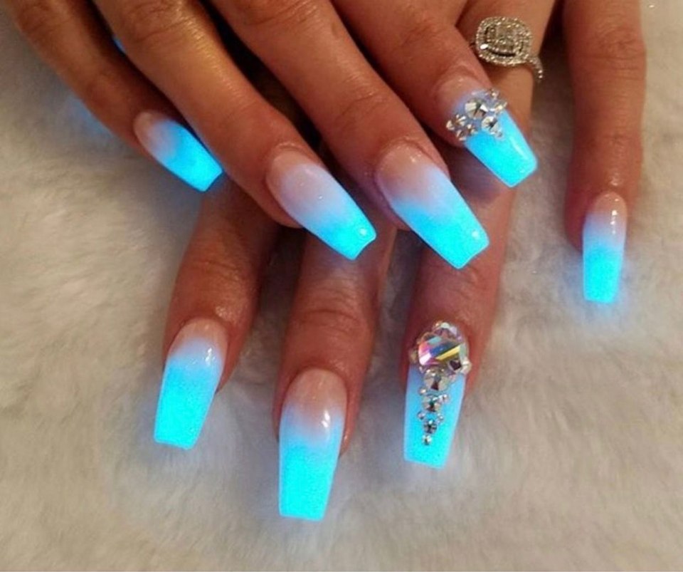 Ногти нарощенные ярко голубые