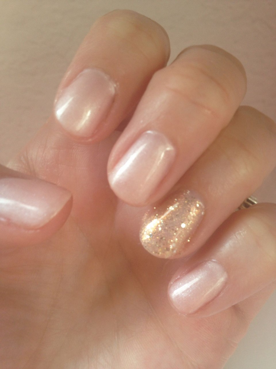 Маникюр цвета шампанского