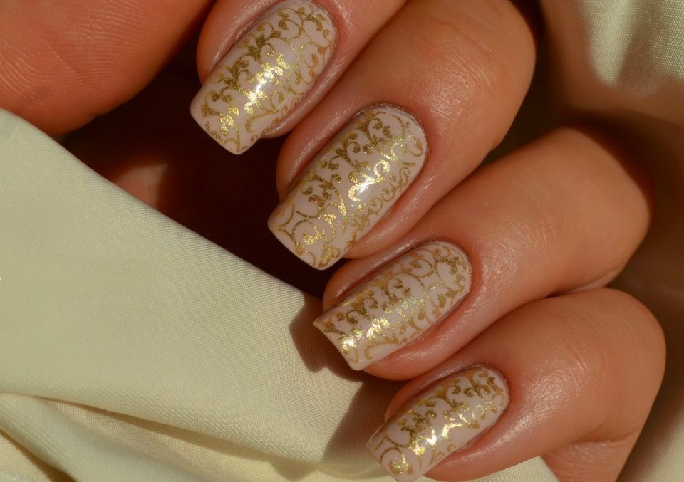 Ногти бежевые с золотом