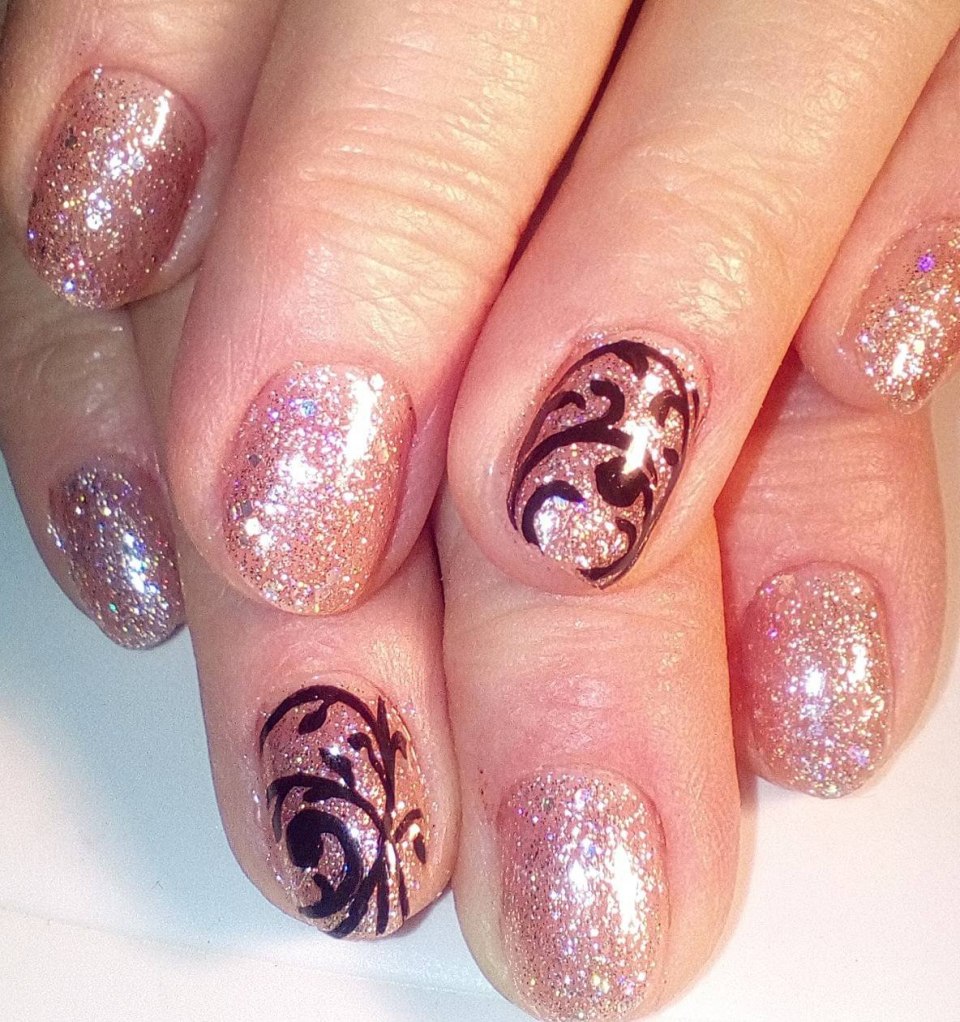 Маникюр с блестками и рисунком