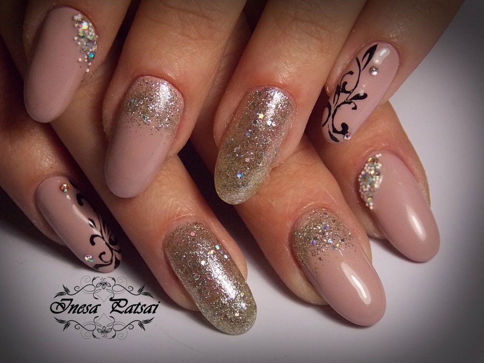 Красивый маникюр с блестками