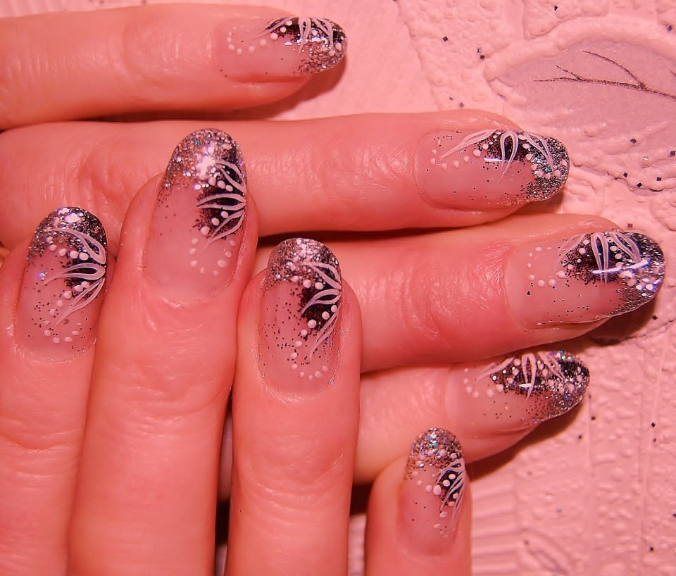 Красивый маникюр с блестками и рисунком