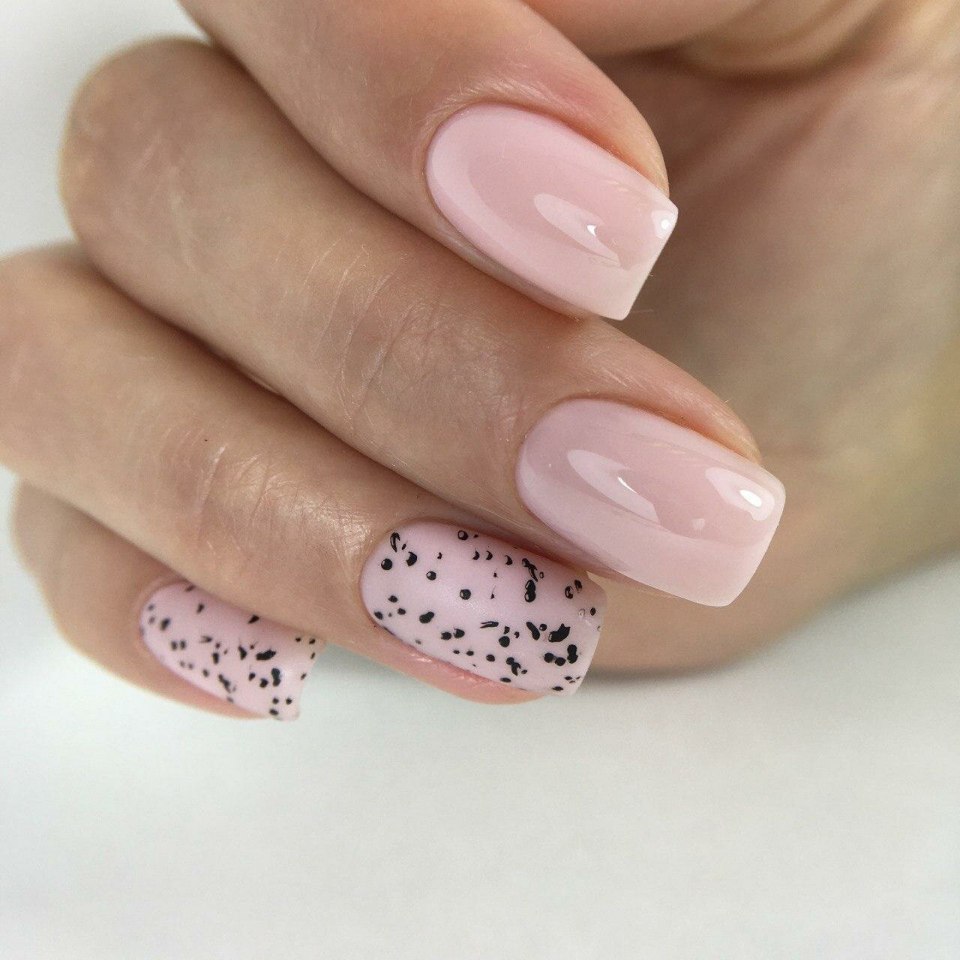 Нежный летний маникюр на короткие ногти