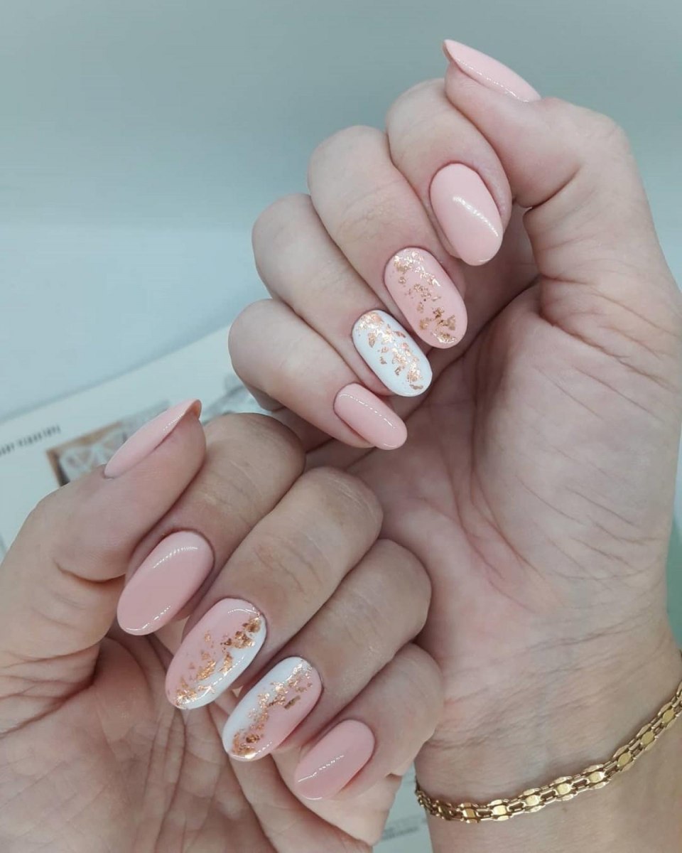 Нежный белый маникюр