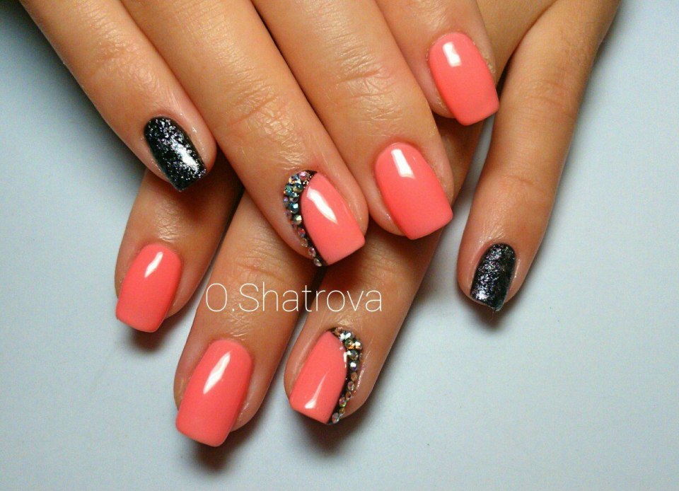 Коралловый маникюр на короткие ногти