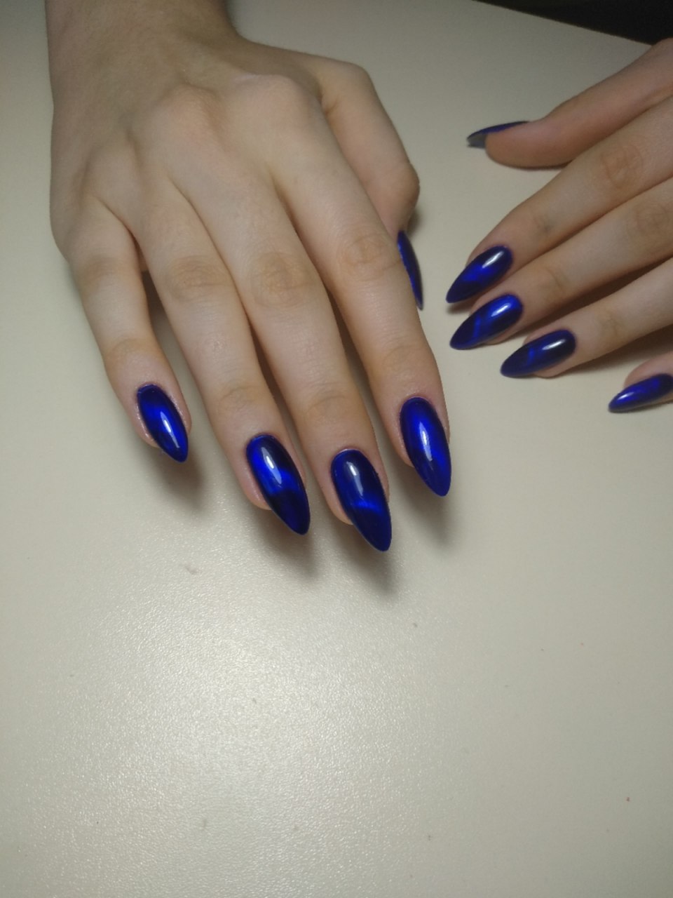 Маникюр кошачий глаз синего цвета