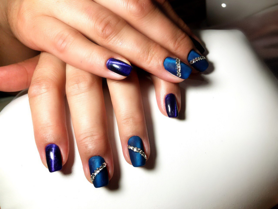Синий кошачий глаз маникюр на короткие ногти