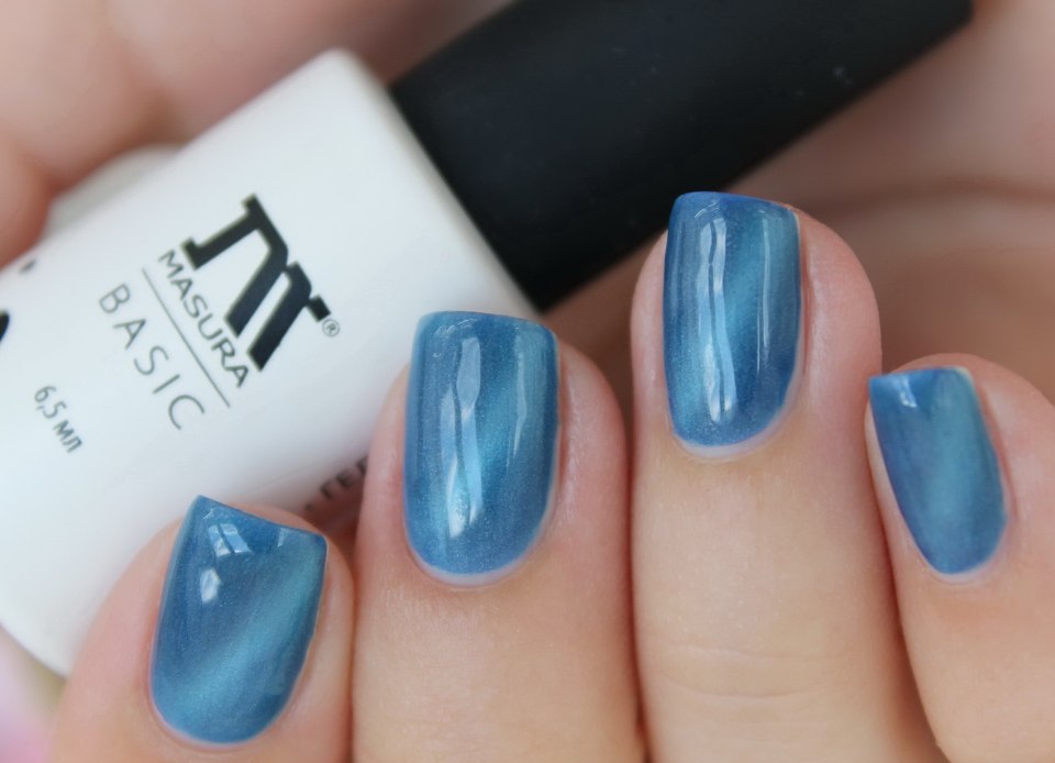 Голубой кошачий глаз маникюр