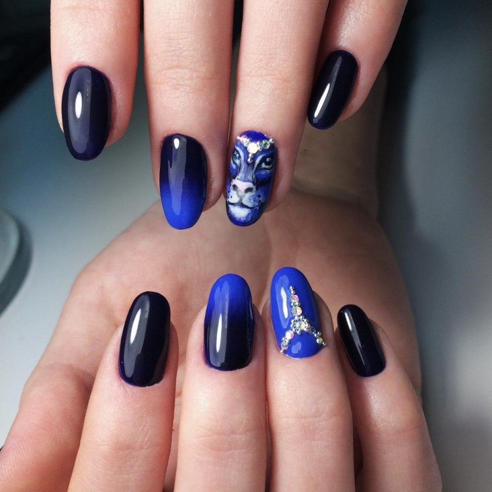 Маникюр синий с черным