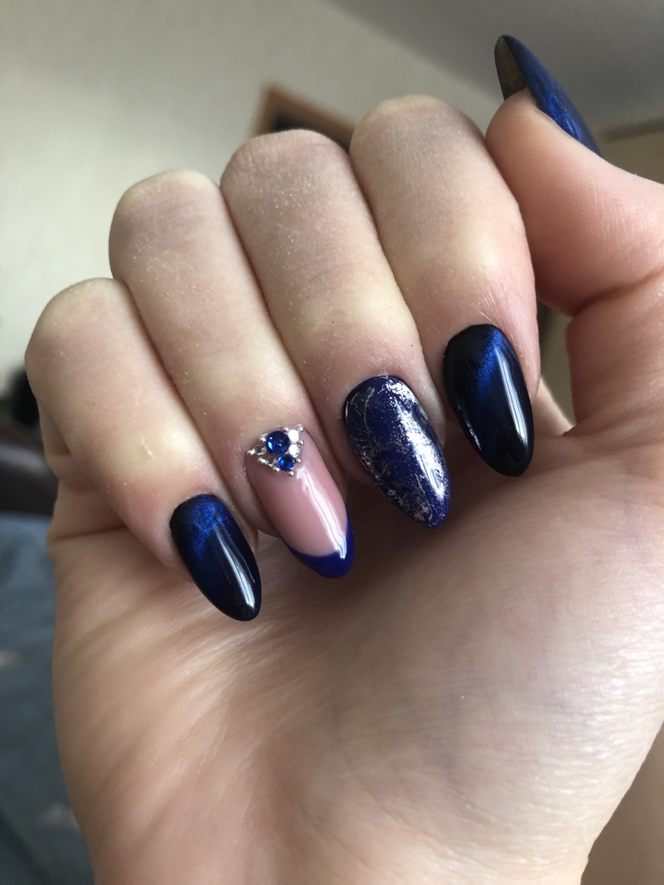 Осенний маникюр в синих тонах
