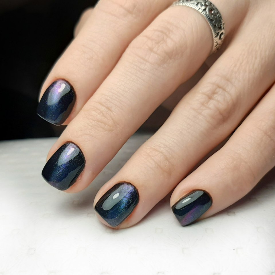 Красивый синий маникюр с узорами