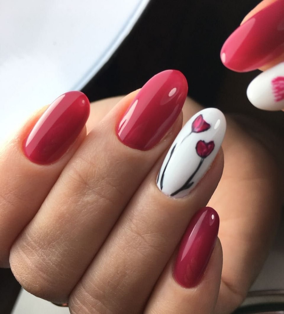 Красивый маникюр весенний красный