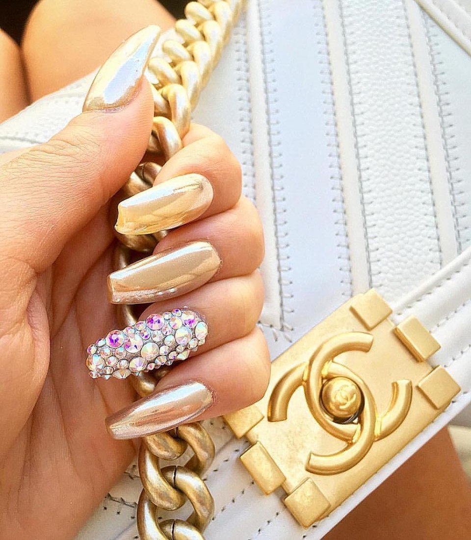 Маникюр с золотыми блестками