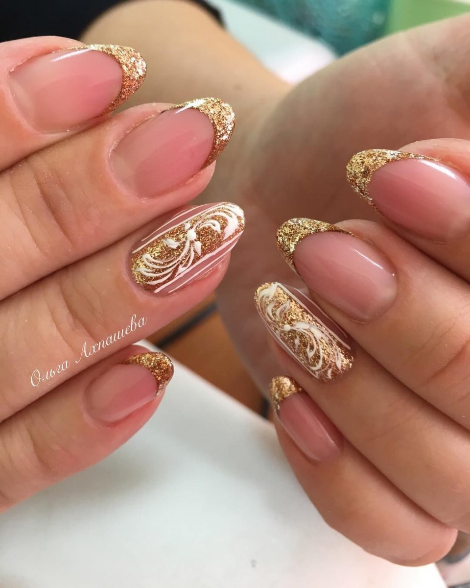 Маникюр золото