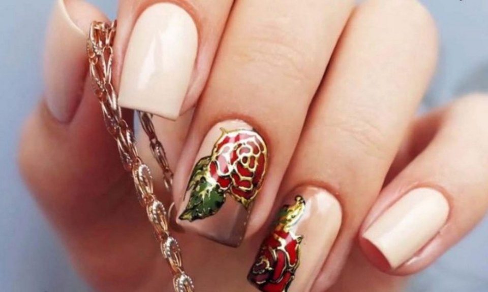 Ногти нарощенные черные с золотом