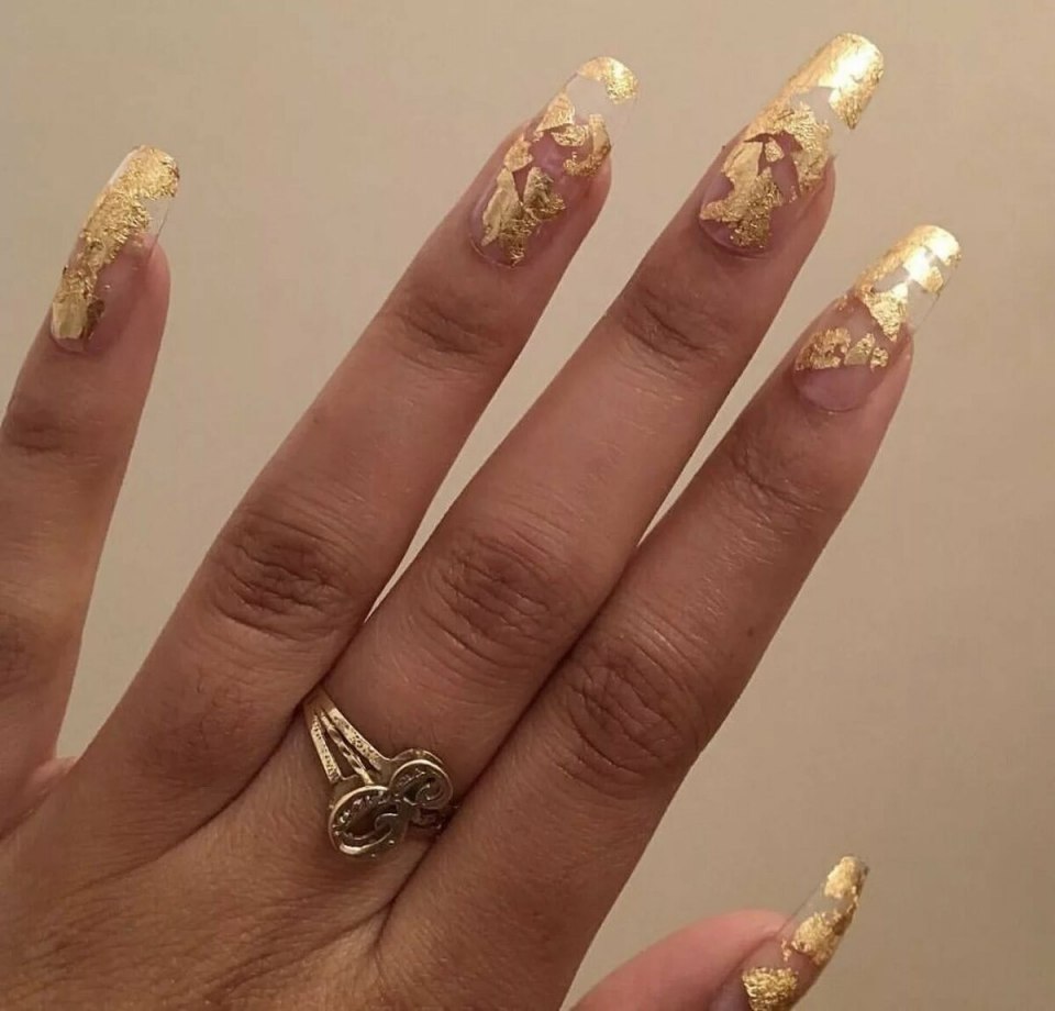 Маникюр с тропическим дизайном золото