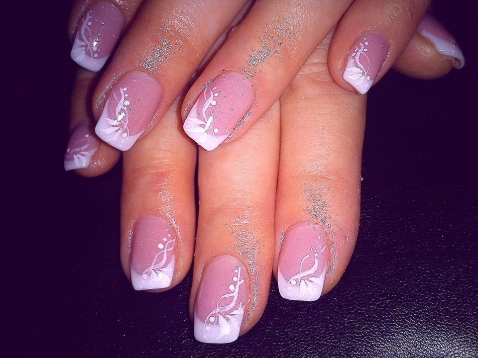 Французский маникюр с дизайном