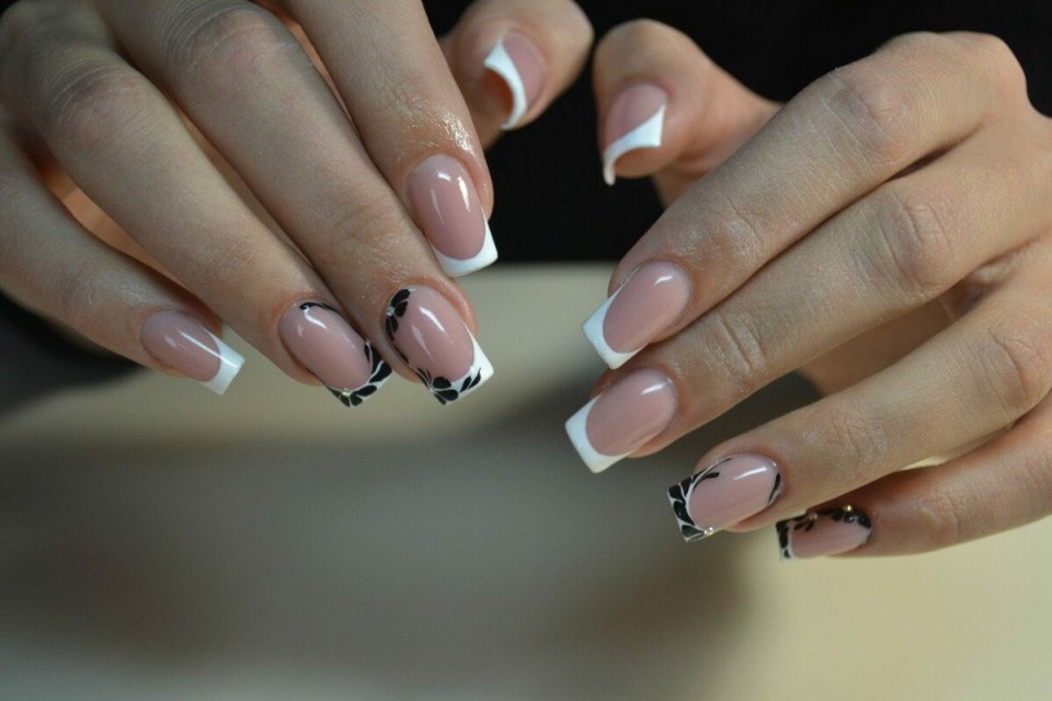 Френч маникюр классический