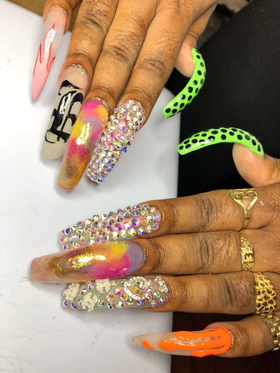 Яркие длинные ногти