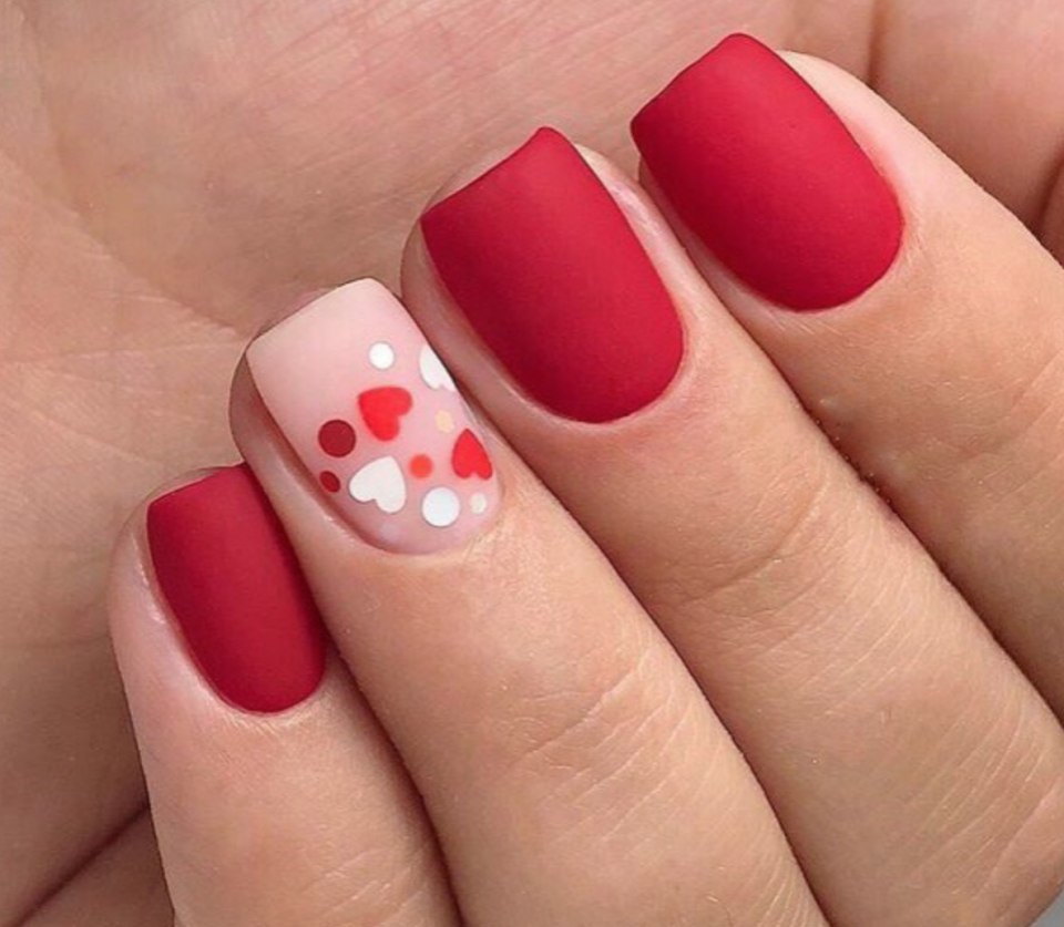 Серо-розовый маникюр на короткие ногти