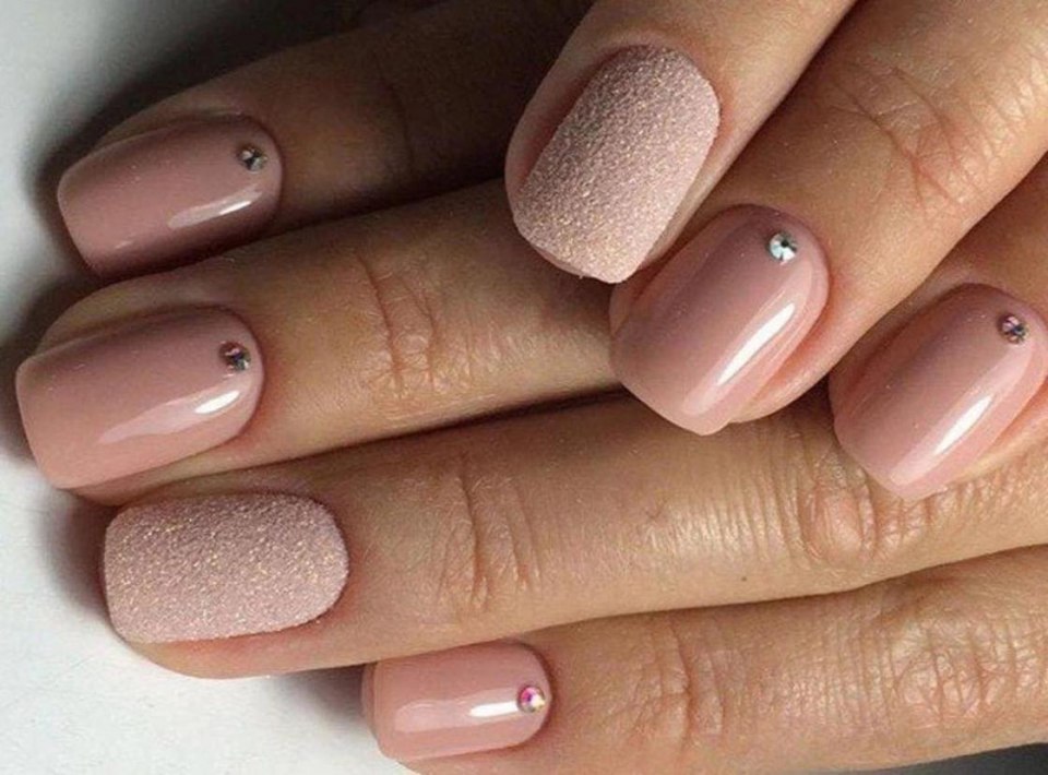 Маникюр на короткие ногти нежные