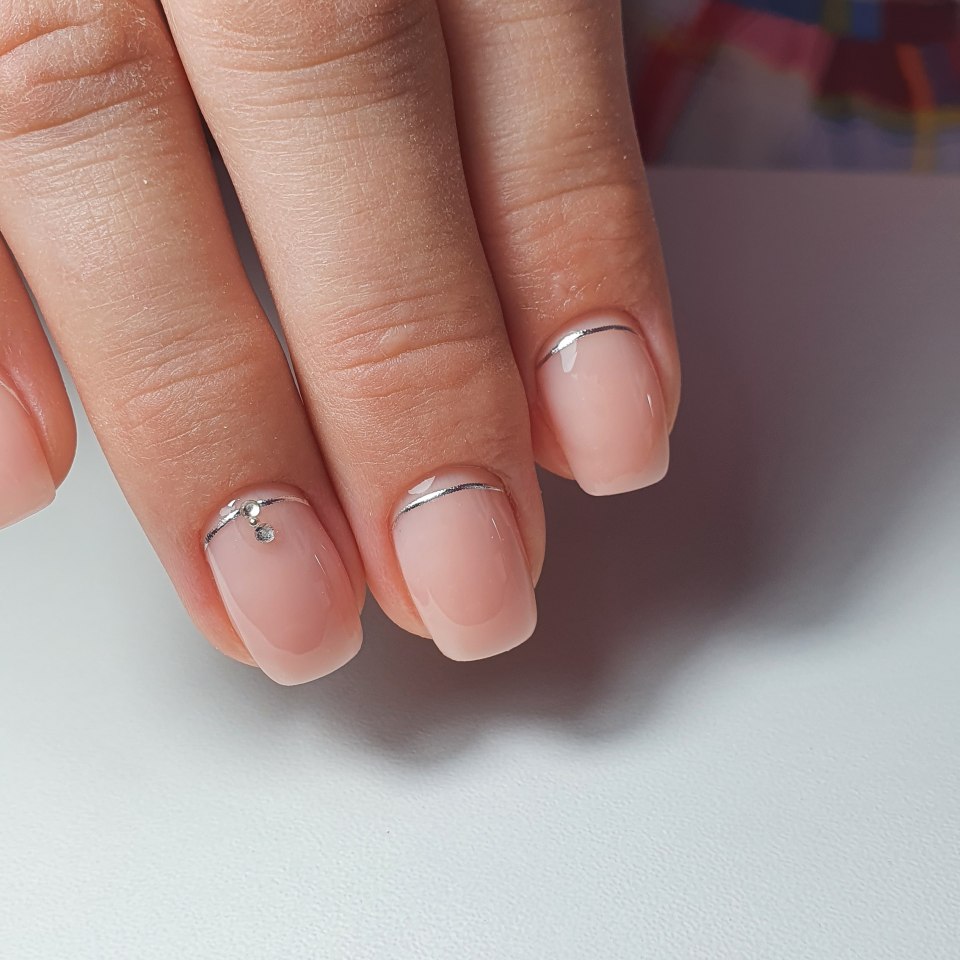 Маникюр на короткие ногти мягкий квадрат 2020