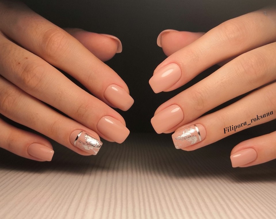 Нежный маникюр с полосками