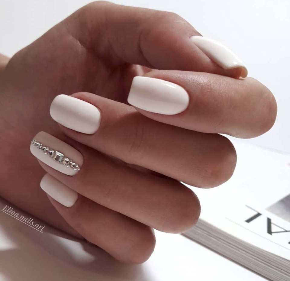 Молочный маникюр с полосками серебристыми