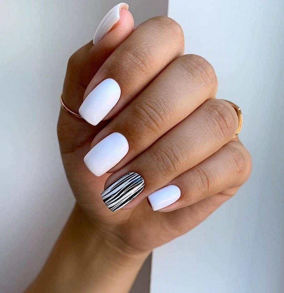 Светлый маникюр с полосками