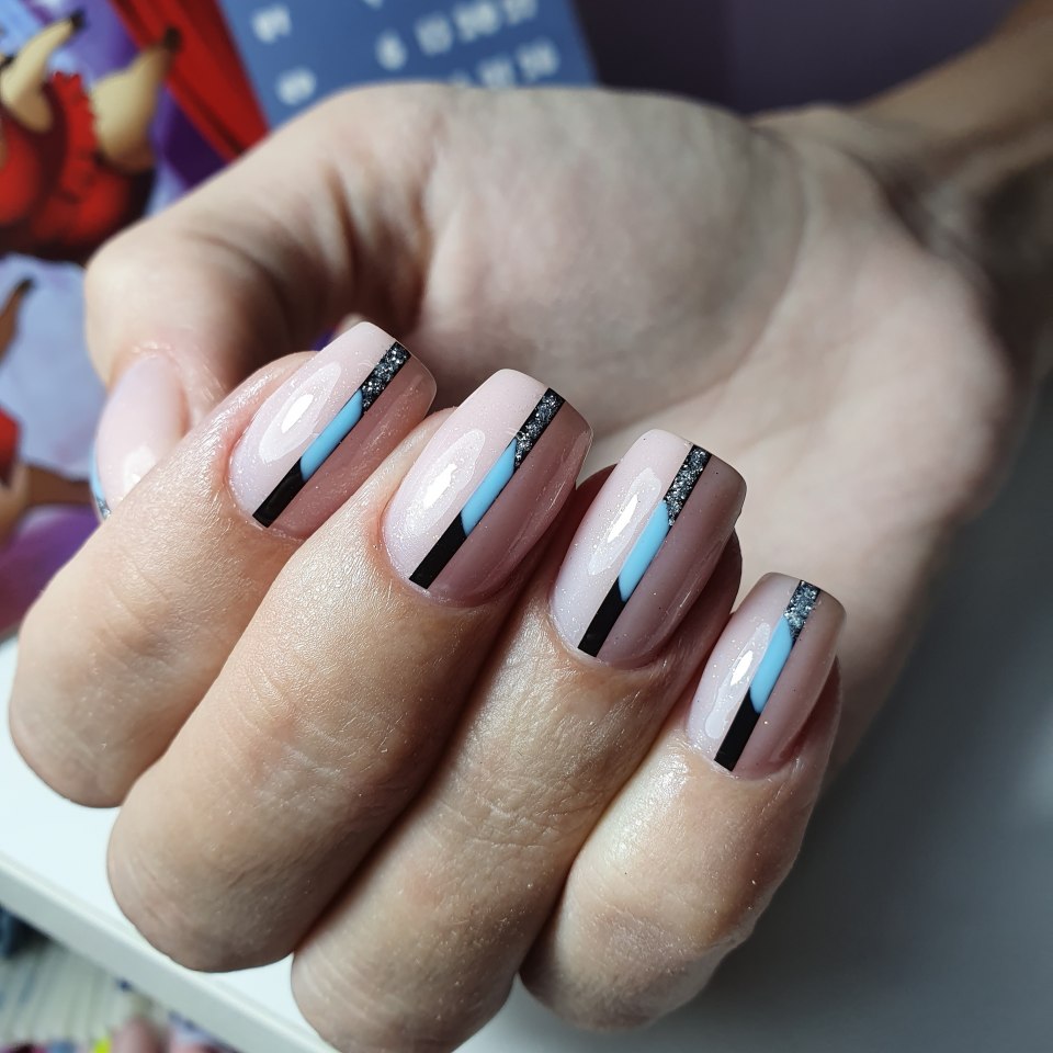 Красный геометрический маникюр