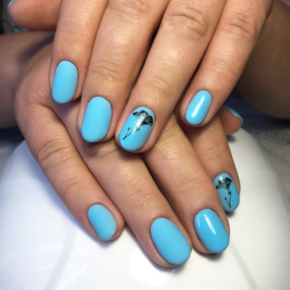 Маникюр в розово голубых тонах
