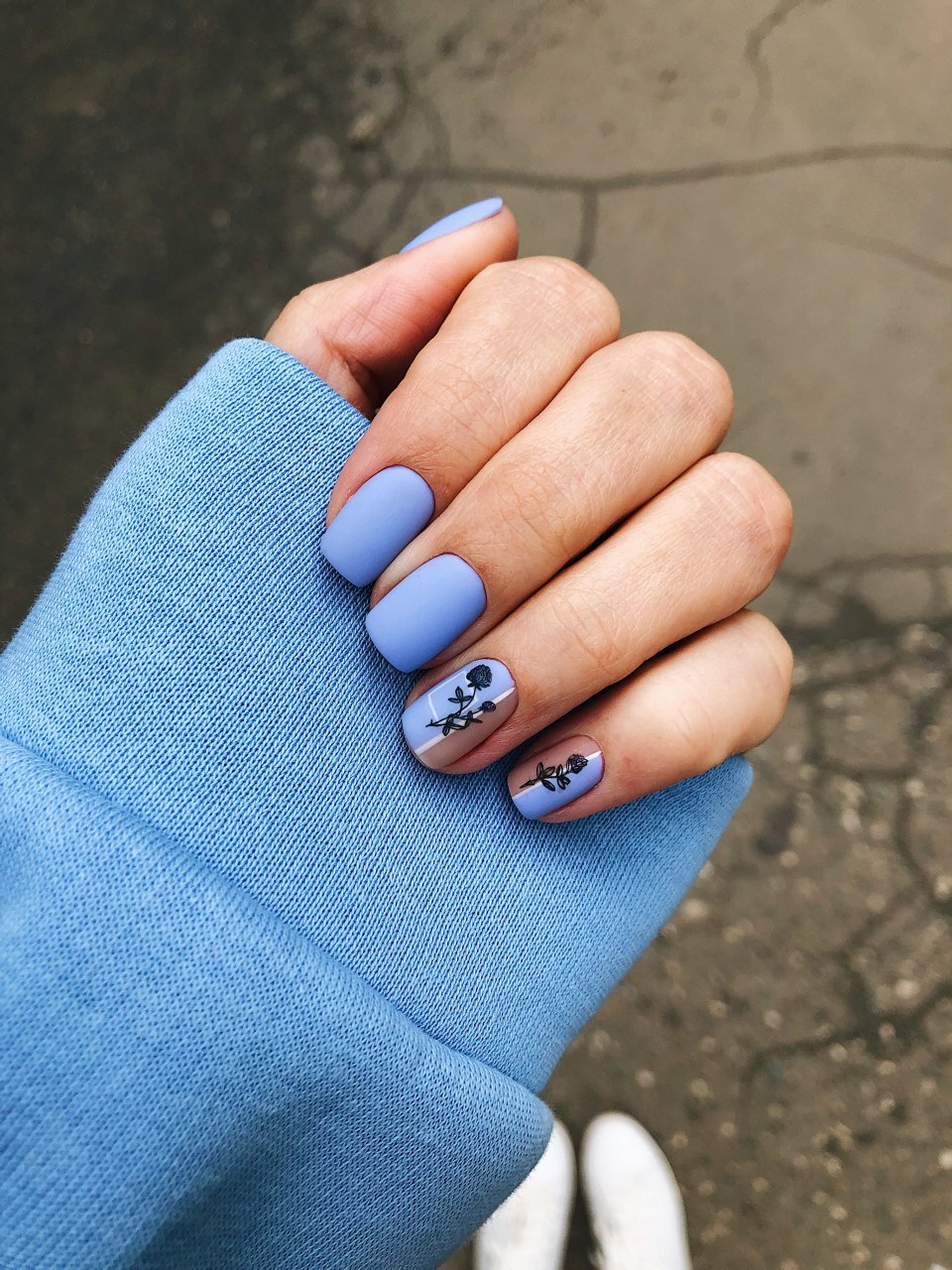 Маникюр на короткие ногти голубой и белый