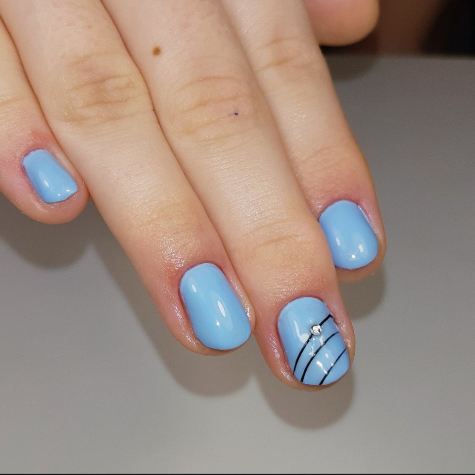 Голубой маникюр