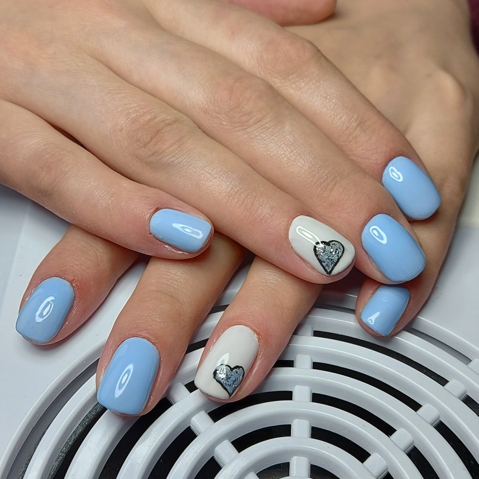 Голубой маникюр