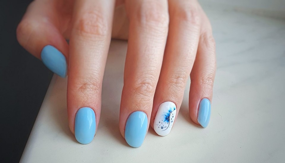 Сине-голубой маникюр на короткие ногти