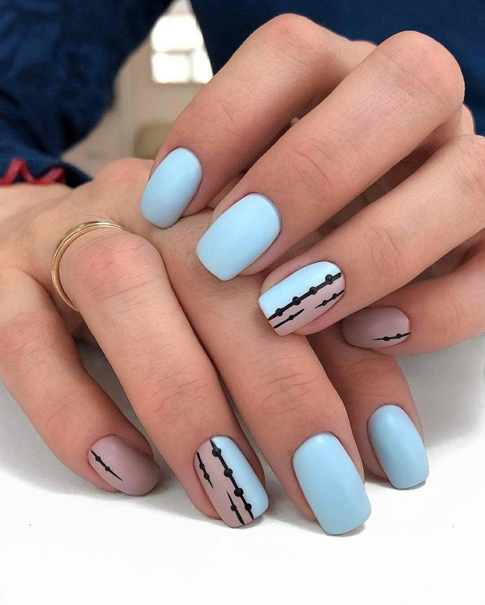 Голубой маникюр с блестками 2021 фото