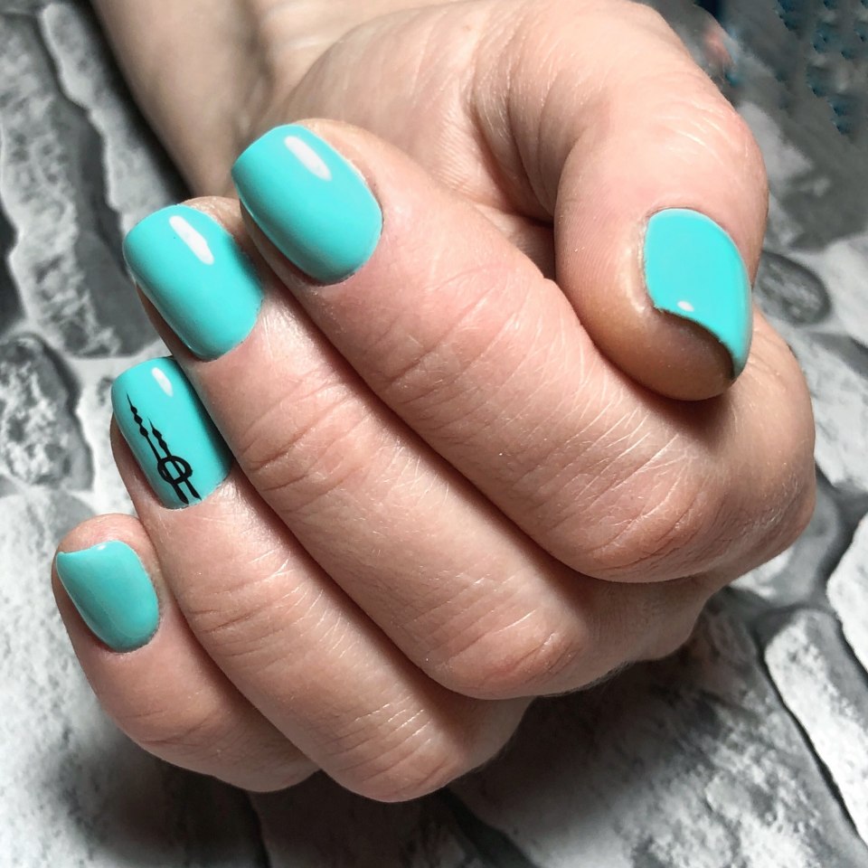 Маникюр однотонный голубой