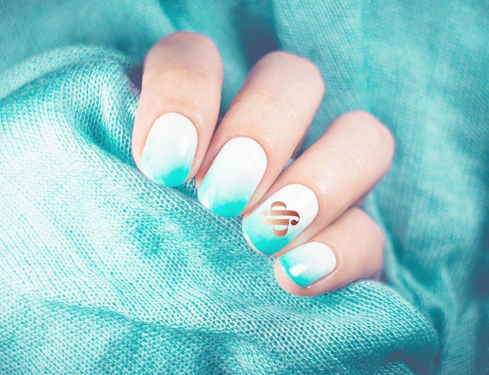 Голубой маникюр с ромашками