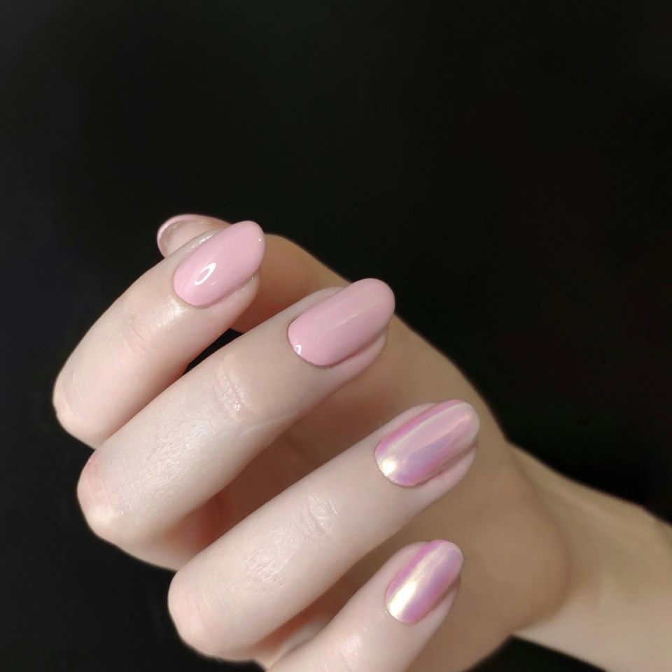 Маникюр розовый перламутр