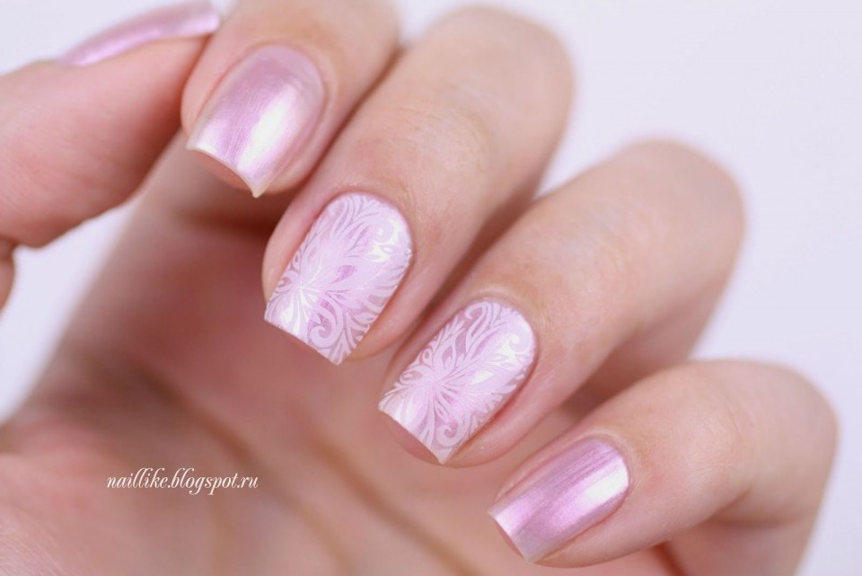 Розовый перламутровый маникюр на короткие ногти