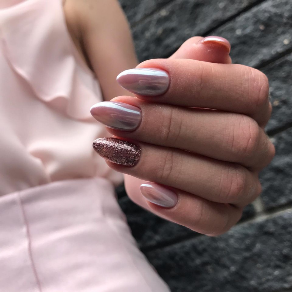 Маникюр розовый перламутровый