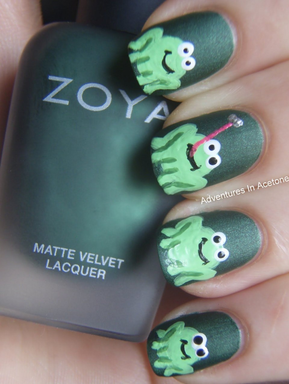 Ногти зеленые и с жабой