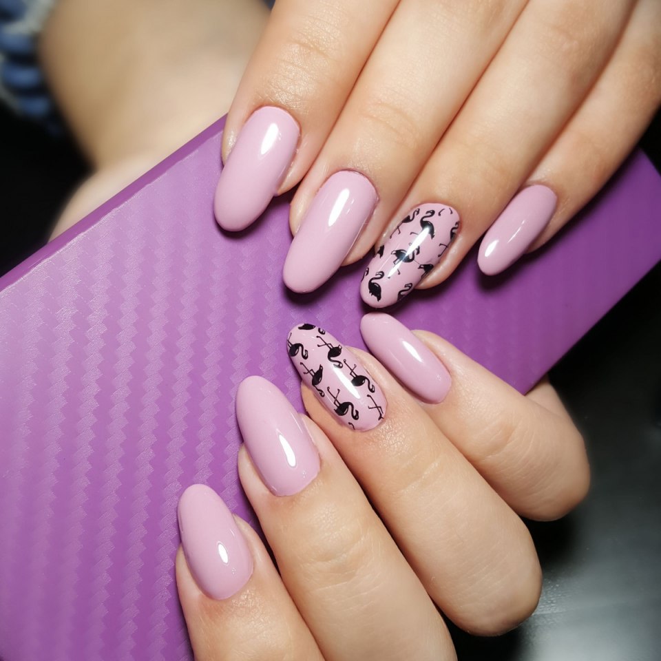 Маникюр стразы и бульонки