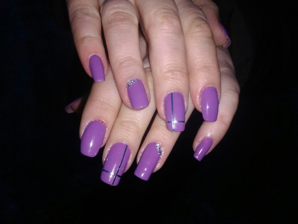 Маникюр лавандовый с белым