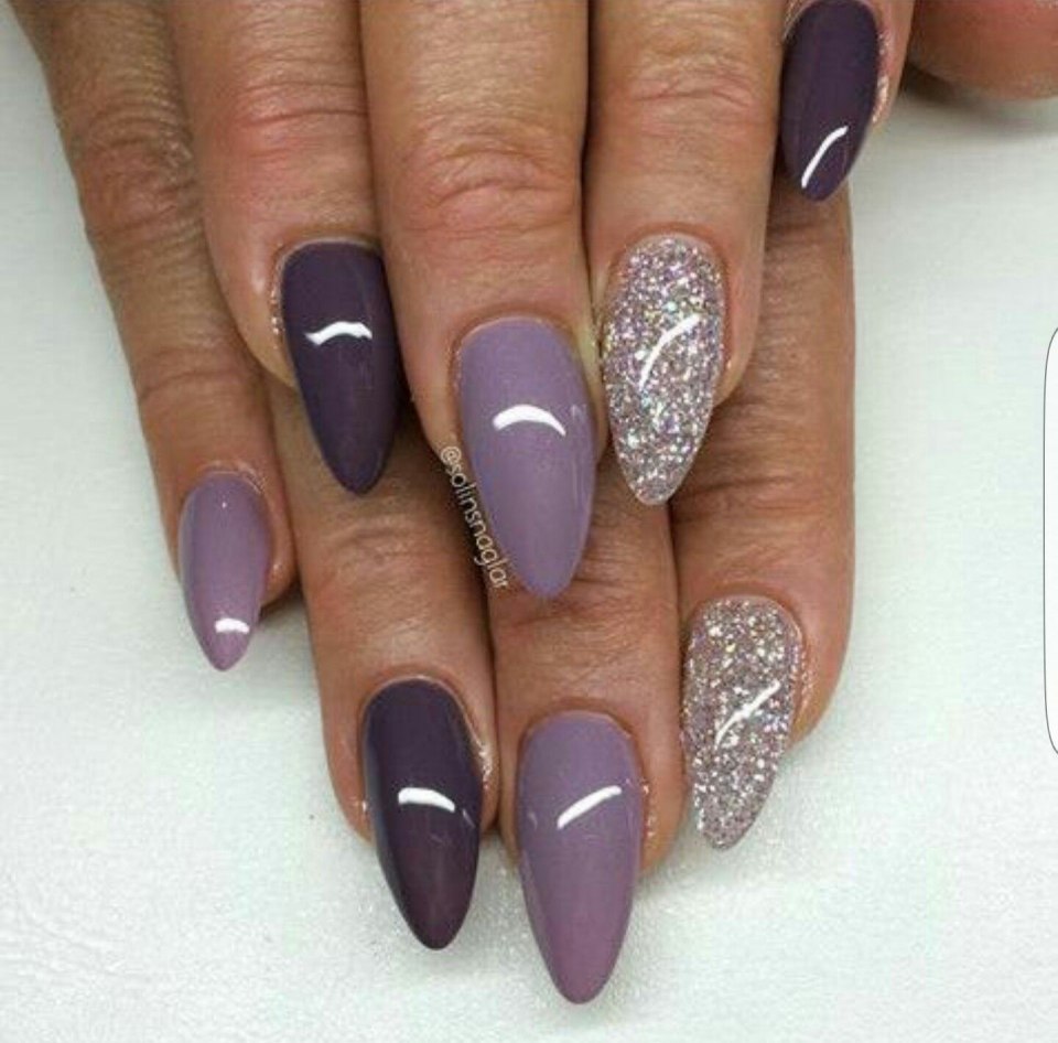 Фиолетовый серый маникюр на миндалевидных ногтях